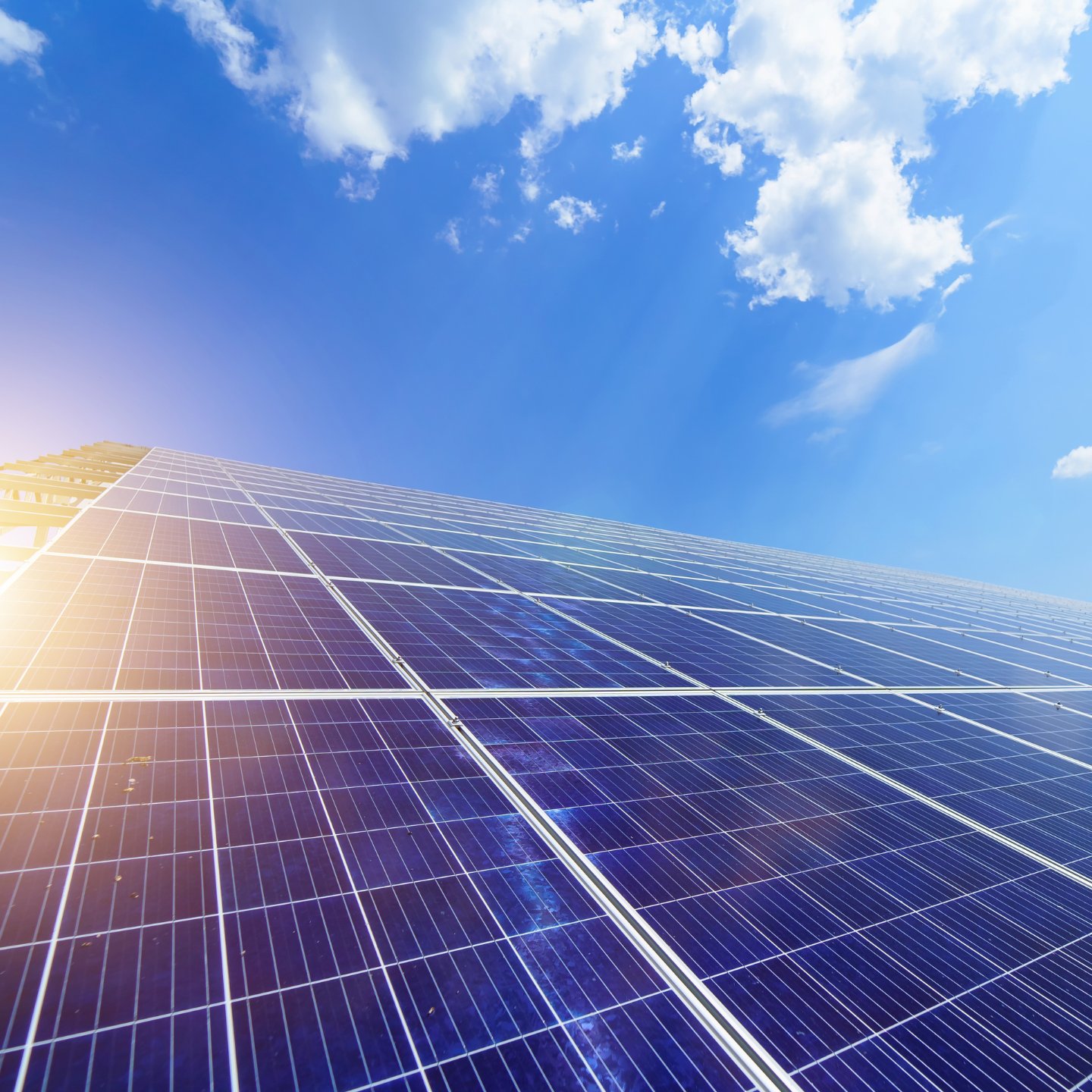 Solaranlage unter blauem Himmel mit Sonneneinstrahlung.