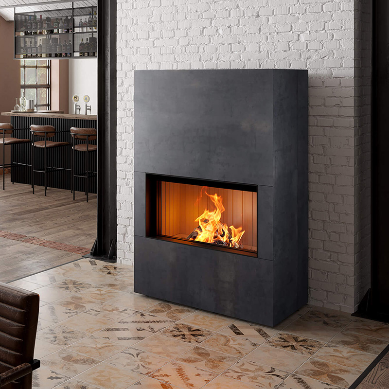 Schwarzer Kamin mit brennendem Feuer vor einer gemauerten Steinwand.